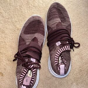 Stylish Women's Knit Sneakers in Burgundy